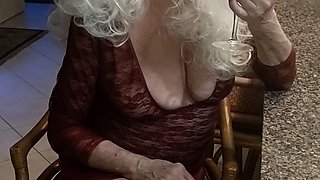 Mature blonde granny loves to masturbate her puss