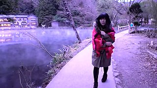 Dazzling Japanese babe flashes her sexy body in the outdoors