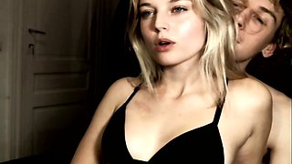 Amateur Webcam Cute Teen Plays Solo with Big Dildo