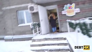 Debt4k. la jovencita rose naughty chupa la erección del extraño para la televisión panorámica