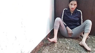 Desi aunty ko saman dene ke bahane pel diya