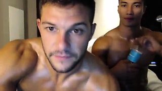 Two muscled hunks fulfill their sexual urges on the webcam
