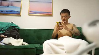 Amateur jungler has made a date with a pretty girl on the sofa 1