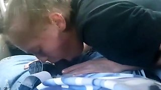 AMATEUR BLONDE SUCKING A BIG BLACK COCK IN A CAR