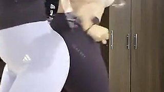 Dos Mujeres E Ponen Sus Ropa Del Gym, Tienen Una Lucha Libre Femenina De Culos Y Brazos.