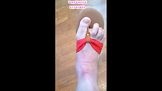 Nv Shows off Her Sexy Feet in Red Flip Flops