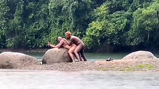 Luccas Melo, Bob Willian And Tigrao Negro Urso - Fodendo No Rio Na Chuva Com Urso Gostso E Outro Tesudo 10 Min