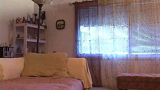 Lesbian spanking about Lipoldino