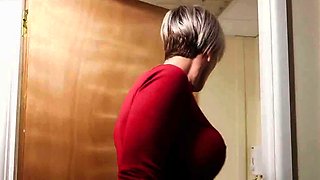 CFNM British MILF gives toilet HJ