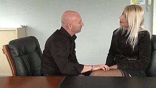 l éléve journaliste baise avec son manager