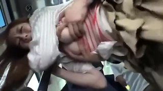 Stupro di una tettona culona giapponese sul bus