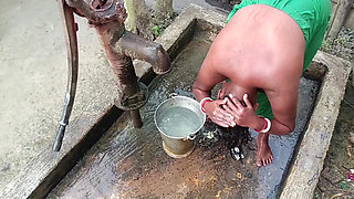 Desi bhabhi nahate hue mast lagti hai