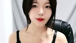 This large amateur cam girl has some very big boobs
