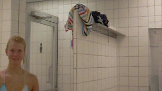 Teeny Im Schwimmbad