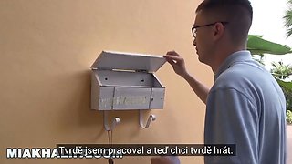 Mia Khalifa - arabská pornohvězda učí innocent, jak mít sex se ženou