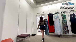 Stranger follows teen at the mall