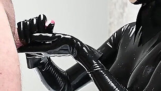 Latexdoll Handjob