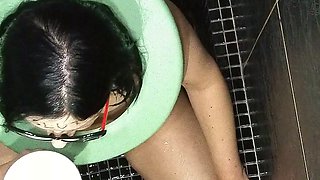 Sexi Wife Taking Enormous Load of Piss on Face