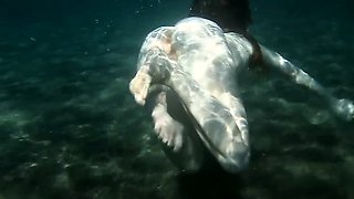 Cute Nastya is showing her beautyful body underwater