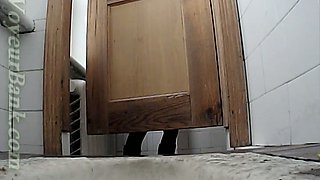 Free pussy show from amateur white lady in the toilet
