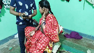 The elder brother fucked the younger brother's wife naked.