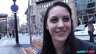 Inveigling Carolina Abril at blowjob video