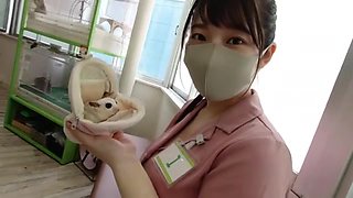 コスプレの巨乳美女が手コキフェラ、手マンとクリトリス愛撫で濡れるメス犬プレイ