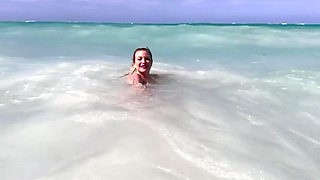 je le suce sous la douche en rentrant de la plage