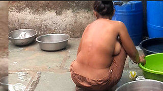 My elder stepbrother&#039;s housewife was completely naked today and the brother-in-law saw it.