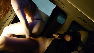 du plaisir avec une cochonne dans la voiture