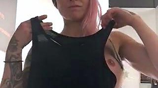 Big boob brunette masturbates on webcam