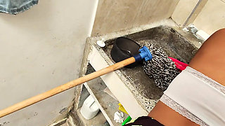 I Find the Employee Relaxing in the Yard and Follow Her to Raise Her Salary.