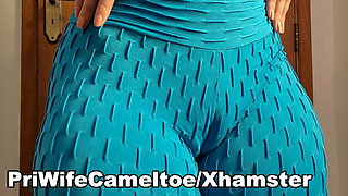 Hot wife&#039;s cameltoe in gym leggings