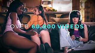 GIRLSWAY - MILF Kylie Le Beau Relieves Ember Snow With Pussy  Ass Eating - FRENCH SUBTITLES: Porn