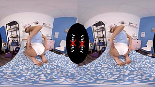 Morning Masturbation With Sarah Kay - Hot Pornstar Solo Masturbation On The Bed Vr