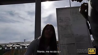 Hunt4k. bella e uber-sexy in ginocchio per succhiarmelo