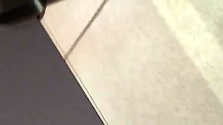 un voyeur filme un couple baiser dans les chiottes