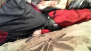 An Italian housewife opens the asshole with the dildo