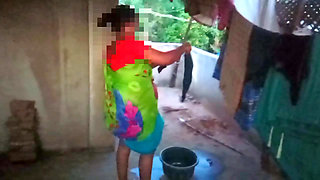 Tamil - Dress washing housewife aunty sex