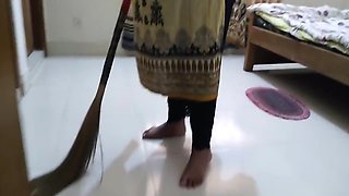 (tamil Maid Ki Jabardast Chudai Har Din) Cute Maid Gets Fucked Like This Every Day While Sweeping The House - Indian Sex