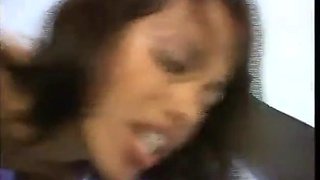 Hot little boss moaning and cumming giving the cusinho