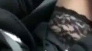 Elle se fait jouir en conduisant