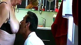 Mamie adore sucer et le sexe oral