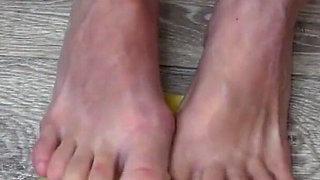Babe with nice legs, crush a banana with her feet, perfect footjob ending
