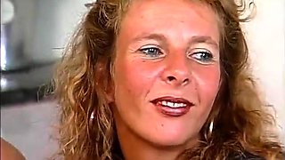 Deutsche Milf lehrt blonde, wie man Dreier ist