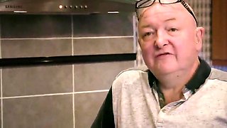 Trabalhadores gays tomando banho juntos