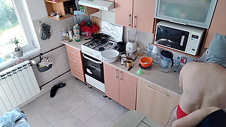 Hot amateur couple having fun in the kitchen. Sexy mom having breakfast in the bedroom, hairy pussy, big tits, big ass.