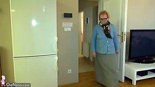 Amateur Stepmom Trying Young Girl's Pussy