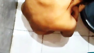 Aunty was seen bathing, full naked and made a video