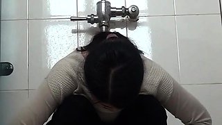 Public toilet voyeur films amateur Japanese babes peeing